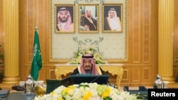 سعودی فرمانروا شاہ سلمان بن عبدالعزیز کابینہ کے اجلاس کی صدارت کر رہے ہیں۔ (فائل فوٹو)