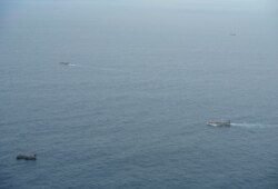 厄瓜多尔海军在加拉帕戈斯群岛附近的太平洋海域上监视一支大多插着中国国旗的渔船船队。（2020年8月7日）