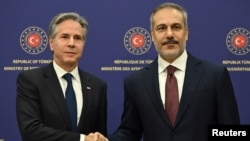 အမေရိကန်နိုင်ငံခြားရေးဝန်ကြီး Antony Blinken ရဲ့ ဆီးရီးယားအရေး တူရကီနိုင်ငံကိုသွားတဲ့ခရီးစဥ်မှာ တူရကီနိုင်ငံခြားရေးဝန်ကြီး Hakan Fidan နဲ့ တွေ့ဆုံစဥ်။ (ဒီဇင်ဘာ ၁၃၊ ၂၀၂၄)