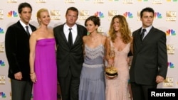 Ekipa serije "Prijatelji" na 54. dodeli Emi nagrada u Los Anđelesu 22. septempra 2002. (Foto:REUTERS/Mike Blake)