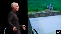 Gur Kimchi, VP Amazon Prime Air, menjelaskan metode pengiriman barang Amazon dengan drone, pada pameran di Las Vegas, 5 Juni 2019.