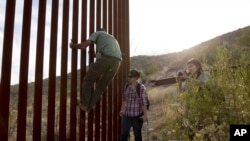 El procurador general de Justicia, Jeff Sessions, dijo que el muro podría ser pagado con los ahorros de dinero de créditos fiscales a indocumentados.