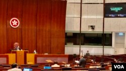 香港立法會三讀通過有關公職人員宣誓修訂條例，納入區議員需要宣誓，引發民主派區議員辭職潮 (美國之音湯惠芸)