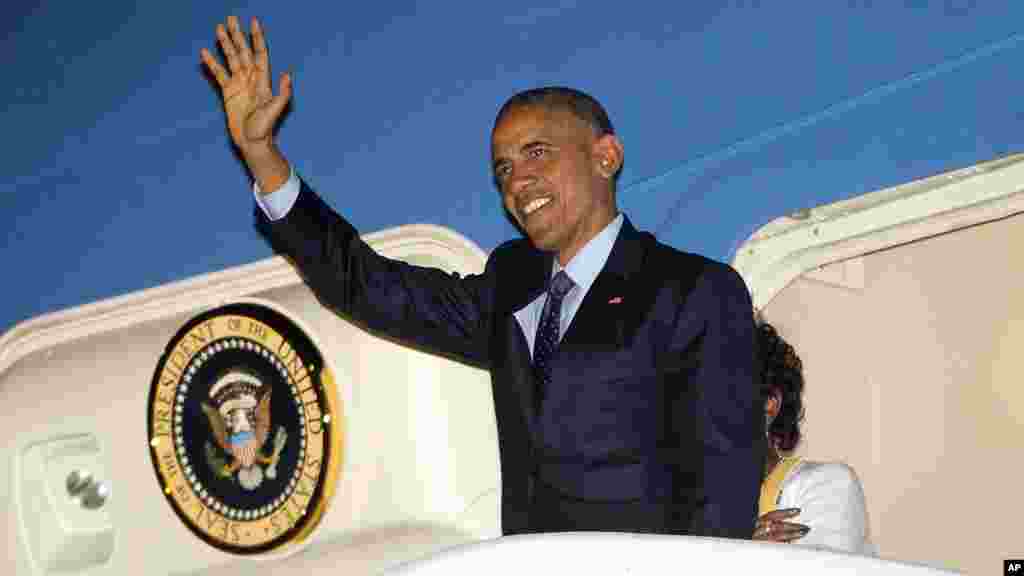 Le président américain Barack Obama salue de la main à son arrivée, mercredi 8 avril 2015, à Palisadoes, à Jamaïque où il descend de son avion l'Air Force One à l'aéroport international Norman Manley.