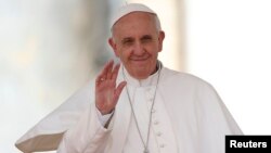 Paus Fransiskus mengumumkan pengangkatan orang-orang suci yang baru di Vatikan, Minggu 12/5 (foto: dok). 