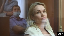 Arhiva - Marina Ovsjanikova, novinarka, sedi u staklenom kavezu za optužene tokom sasalušanja u Sudu, 11. avgusta 2023.
