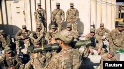 រូបឯកសារ៖ កងកម្លាំង​សហរដ្ឋ​អាមេរិក​ដែល​ត្រូវ​បាន​ដាក់​បញ្ឈរជើង​ក្នុង​ប្រទេស​អាហ្វហ្កានីស្ថាន កំពុង​ឈរ​មើលការ​ណែនាំ​​វិធី​ប្រើប្រាស់​កាំភ្លើង​ ថ្ងៃទី២៩ ខែធ្នូ ឆ្នាំ២០១៤។