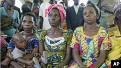 Des congolaises écoutant la représentante de l'ONU pour les violences sexuelles, le 3 octobre 2010