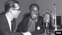 Willis Conover entrevistando a Louis Armstrong en los estudios de la Voz de América. Clinton hizo referencia al importante trabajo periodístico de la VOA.