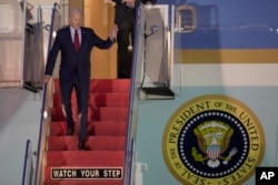 Presiden AS Joe Biden melambai saat dia berjalan menuruni tangga Air Force One saat dia tiba di Bandara Stansted di Stansted, Inggris, Minggu, 9 Juli 2023. Presiden Biden mengunjungi Inggris dalam perjalanannya ke pertemuan puncak NATO di Lithuania. (Foto: AP/Kin Cheung)