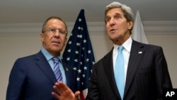 Bruneyda o'tgan ASEAN sammiti doirasida AQSh davlat kotibi Jon Kerri va Rossiya Tashqi ishlar vaziri Sergey Lavrov Suriya masalasida yana bir bor fikr almashdi, 2-iyul, 2013-yil.