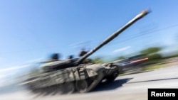 Wanajeshi wa Ukraine wakiendesha kifaru katika mji wa Pokrovsk, Donetsk , Ukraine