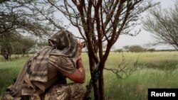 PICHA YA MAKTABA: Mwanajeshi wa Niger akitumia darubini kutizama hali ilivyo.