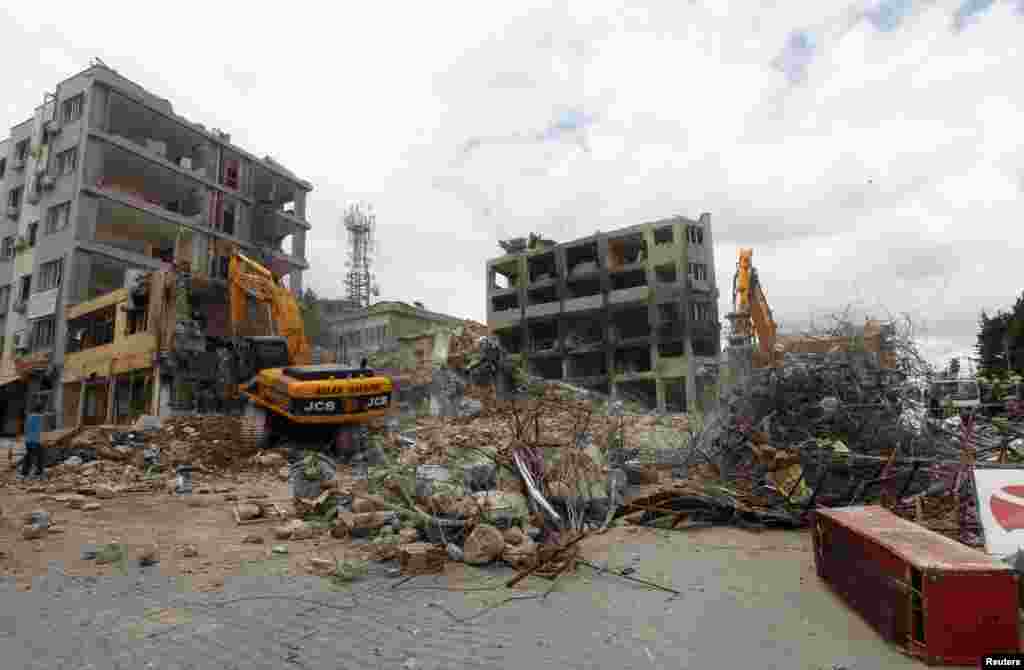 Crews demolish one of the damaged buildings at the site of the May 11 blast, in Reyhanli, Hatay province, May 15, 2013.