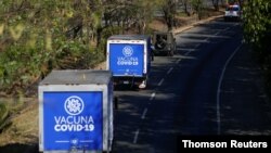 Camiones transportan vacunas contra el COVID-19 en El Salvador, el 28 de marzo de 2021.