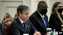 Američki državni sekretar Antony Blinken i ministar odbrane Lloyd Austin, desno, sastaju se zvaničnicima Katara u Dohi, 7. septembar.
