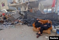 Warga Palestina Mohammed Hamdan kehilangan 35 anggota keluarga dari tiga generasi akibat serangan udara Israel, di Khan Younis di selatan Jalur Gaza 7 November 2023. ( Foto: REUTERS/Mohammed Salem)