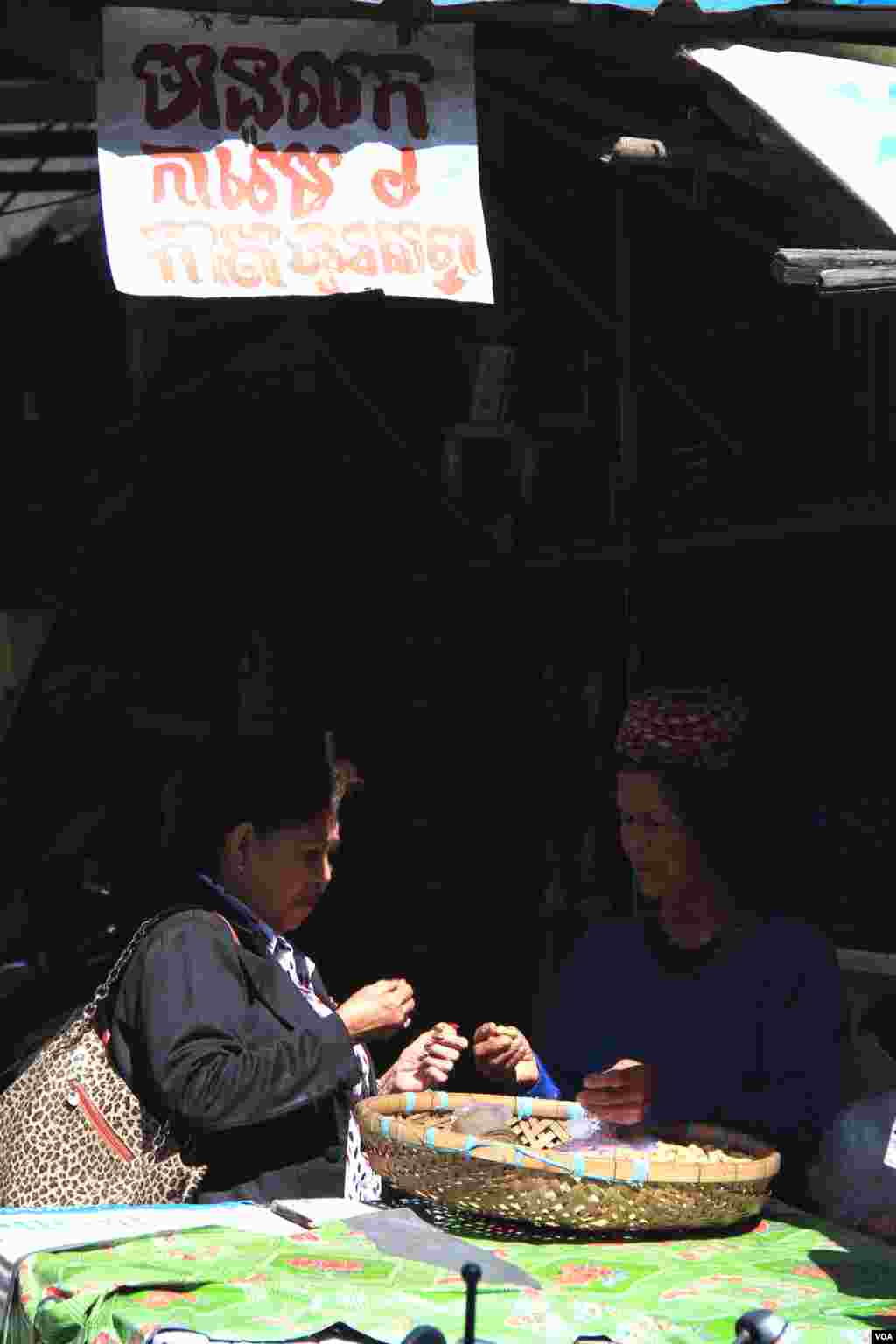 ទិដ្ឋភាព​ជា​ទូទៅ​នៃ​សកម្មភាព​ជីវភាព​រស់​នៅ​របស់​​អ្នក​រស់​នៅ​​​​អគារ​ប៊ូលឌីង​​​ក្នុង​រាជធានី​ភ្នំពេញ​កាល​ពី​ថ្ងៃ​សុក្រ​ទី​៥ ខែ​កញ្ញា ឆ្នាំ​២០១៤។ (នូវ ពៅលក្ខិណា/VOA) 