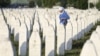 Në varrezat e memorialit në Srebrenicë