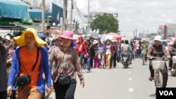 រូប​ឯកសារ៖ ក្រុមកម្មករ​ចេញ​ពី​រោងចក្រតាម​បណ្តោយ​មហាវិថី​សហព័ន្ធ​រុស្ស៊ី​ក្នុង​រាជធានី​ភ្នំពេញ​​ពេល​ថ្ងៃត្រង់ ដើរ​ឆ្ពោះ​ទៅ​ផ្សារ​ក្បែរ​រោងចក្រ​ដើម្បី​សម្រាក​ និង​បរិភោគ​អាហារ​ថ្ងៃត្រង់​រយៈពេល​ប្រមាណ​មួយ​ម៉ោង។ (ខាន់ សុគុំមនោ/VOA) 