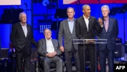 Petorica bivših američkih predsednika na sinoćnjem koncertu u Teksasu