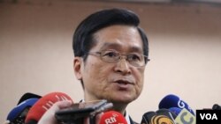  台灣國防部長嚴德發在立法院的記者會上回答記者問題。（資料圖片） 