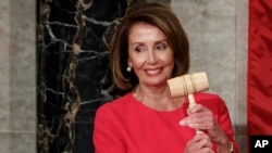 La presidenta de la Cámara de Representantes Nancy Pelosi, demócrata por California, sostiene el mazo luego de asumir el cargo en el Capitolio en Washington, el 3 de enero de 2019. Pelosi es la primera mujer reelegida a la presidencia de la Cámara de Representantes de EE.UU.