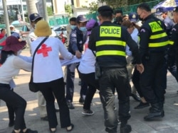 កម្លាំងសន្តិសុខ​មួយចំនួន​របស់​ខណ្ឌ៧មករា ប្រឈមមុខ​ដាក់​គ្នា​ជាមួយ​ក្រុម​អ្នកតវ៉ា​ជាស្ត្រី និង​ដណ្តើមយក​បដា​មួយផ្ទាំង ដែល​មានសំណេរ​អំពាវនាវឱ្យតុលាកា​រ​ដោះលែង​សកម្មជន​នយោបាយ​ជំទាស់​១៣នាក់​ដែល​កំពុង​ជាប់​ឃុំ នៅ​រាជធានីភ្នំពេញ ថ្ងៃទី ២០ ខែមករា ឆ្នាំ២០២២។ (