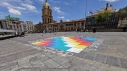 Una whipala fue dibujada en la Plaza San Francisco, en donde habían escrito llamados a la paz y unidad.
