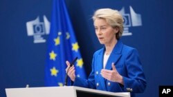 2025년 3월 4일 브뤼셀에 위치한 EU 본부에서 진행된 국방 분야 관련 미디어 컨퍼런스 중 우르줄라 폰데어라이엔 EU 집행위원장이 연설을 진행 중이다.