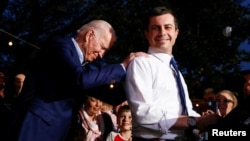 ARHIVA - Novozabrani predsjednik SAD Joe Biden i bivši demokratski predsjednički kandidat Pete Buttigieg.
