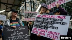 Grupa građana Njujorka, protestuje zbog kongresnog pretresa posvećenog nasilju u tom gradu koji je, iz Njujorka održao kongresmen iz Ohaja, republikanac Džim Džordan, 17. aprila 2023. (Foto: Rojters/David Dee Delgado)