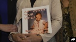 កុមារី Carolyn Fortney បាន​រួច​ជីវិត​ពី​ការ​រំលោភបំពាន​ផ្លូវភេទ​ពី​អាចារ្យនៃ​សាសនា​រ៉ូម៉ាំង​កាតូលិក​ កំពុង​រង់ចាំ​សាលក្រម​របស់​រដ្ឋ​ Pennsylvania កាលពី​ថ្ងៃទី​១៧ ខែ តុលា ឆ្នាំ ២០១៨។