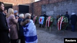 Nazi Almanyası'ndaki Auschwitz toplama kampının kurtarılışının 80. yıldönümünde, kamptaki ölüm duvarının önünde tören düzenleniyor- 27 Ocak 2025.