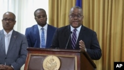 Garry Conille habla con la prensa después de su ceremonia de juramento como primer ministro en Puerto Príncipe, Haití, el 3 de junio de 2024.