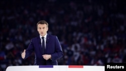 연임에 도전하는 에마뉘엘 마크롱 프랑스 대통령이 지난 2일 파리 근교 낭테르에서 유세하고 있다.