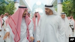 Mfalme wa Saudi Arabia Salman bin Abdulaziz Al Saud, kushoto, akiongea na Sheikh Mohammed bin Zayed Al Nahyan, Mtawala wa Abu Dhabi na naibu mkuu wa majeshi wa UAE walipokutana Jiddah Saudi Arabia.