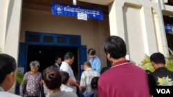 រូប​ឯកសារ៖ ប្រជាពលរដ្ឋ​នាំ​​​គ្នា​ទៅ​​បោះឆ្នោត​ នៅ​​ឃុំ​​សំរោងក្នុង​ស្រុកឯកភ្នំ ខេត្តបាត់ដំបង នៃប្រទេសកម្ពុជា។ (VOA)