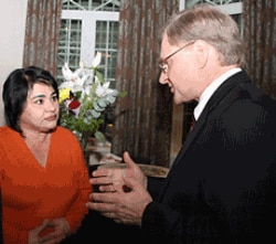 "Ezgulik" rahbari AQSh elchisi Richard Norland bilan suhbatda (foto AQSh elchixonasi saytidan olindi)