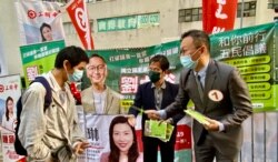 参与立法会新界西南地区直选的非建制派候选人刘卓裕（右一）与获得民主党批准以个人名义支持他的李洪波（中）12月8日共同派宣单呼吁市民支持。 (美国之音汤惠芸)