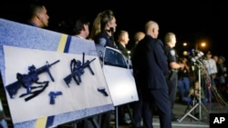 Arhiva - Policijska fotografija jurišnog oružja i pištolja izloženih tokom konferencije za štampu nedaleko od poprišta masovne pucnjave u San Bernardinu, Kalifornija, 3. decembar 2015.