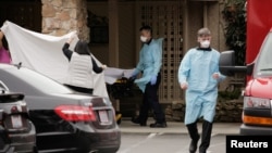 Medicinski radnici prebacuju pacijenta iz staračkog doma u gradu Kirklend, u saveznoj državi Vašington (Foto: Rojters/David Ryder)