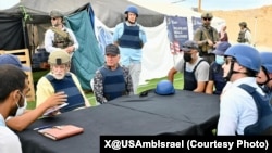 美国驻以色列大使迈克·赫卡比(左) 2025年8月1日访问加沙，观察一个由美国支持的援助组织为巴勒斯坦平民提供食物的努力。