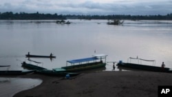 រូបឯកសារ៖ អ្នកនេសាទចែកទូកលើដងទន្លេមេគង្គក្បែរទំនប់ដនសាហុង ស្ថិតក្នុងតំបន់ព្រំដែនរវាងកម្ពុជានិងឡាវ ក្នុងខេត្តស្ទឺងត្រែង កាលពីថ្ងៃទី២១ ខែមិថុនា ឆ្នាំ២០១៦។