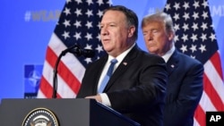 Američki državni sekretar Majk Pompeo i predsednik SAD Donald Tramp na samitu NATO-a u Briselu, 12. jul 2018.