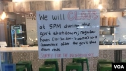 Cartel en un restaurante cerca a la estación de metro L'Enfant Plaza, donde se encuentran varios edificios federales, que anuncia un cambio de horario en el restaurante debido al cierre de gobierno. [Foto: Alejandra Arredondo, VOA}