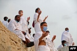 Jamaah haji berdoa di Padang Arafah, yang juga dikenal sebagai Jabal al-Rahma di tenggara kota suci Mekkah, selama klimaks haji di tengah pandemi COVID-19 pada 30 Juli 2020. (Foto: AFP)
