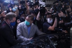 香港蘋果日報創始人黎智英週三獲保釋離開警局。（2020年8月12日）