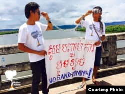 រូបថត​នេះ​ដែល​ត្រូវផ្សាយ​តាម​ទំព័រ Facebook របស់​អង្គការ​មាតា​ធម្មជាតិកាល​ពី​ថ្ងៃ​ទី​១៥ ខែ​សីហា ឆ្នាំ​២០១៥ ​បង្ហាញ​ពី​សកម្មភាព​តវ៉ា​របស់​សកម្មជន​អង្គការ​នេះ​ក្នុង​ពេល​កន្លងពេល​ថ្មីៗ​នេះ។ (អង្គការ​មាតា​ធម្មជាតិ)