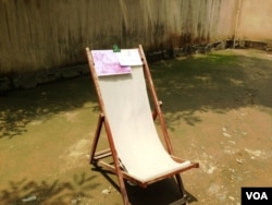 每位五元。在中共胜地西柏坡，一张仿制毛泽东在内战胜利前夕曾经坐过的椅子明码标价等候游人一坐。(2013年资料照)